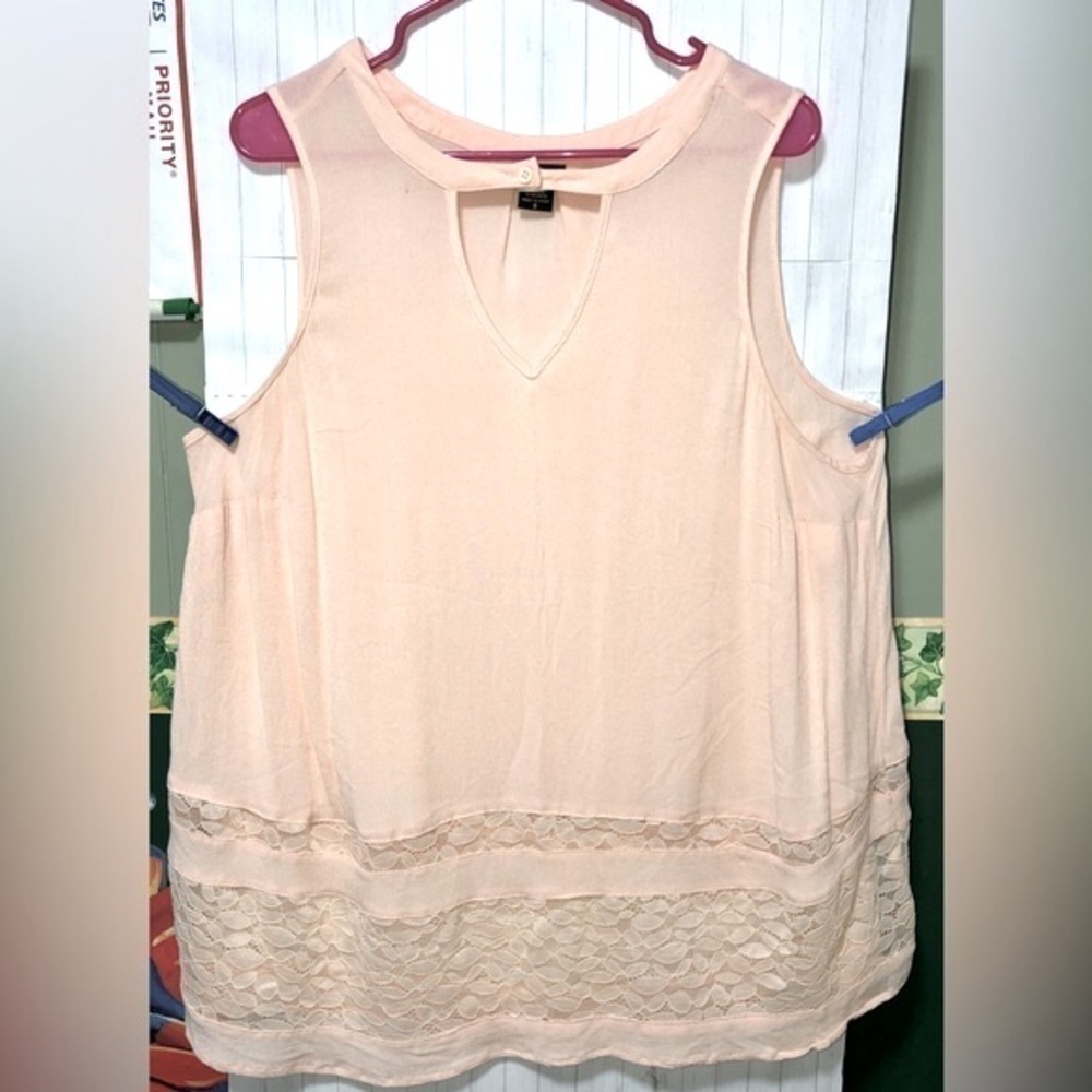 🧧Torrid light pink rayon sleeveless mock neck keyhole top - Picture 4 of 10